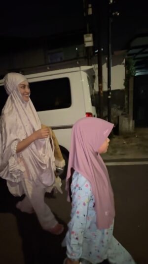 Ibnu Jamil Instagram - tarawih bareng BAPAK 🫡😍….

#jamilosjourney #yayastory #rindufamily