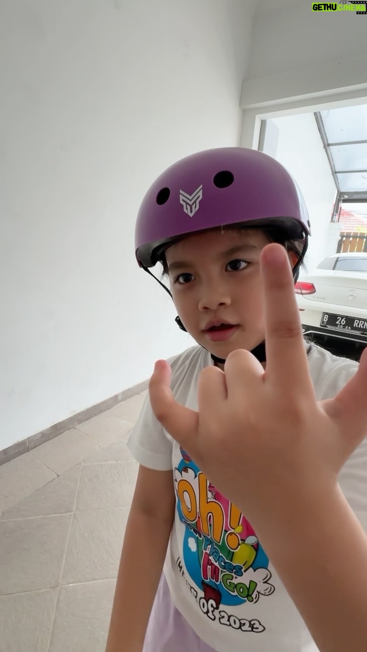 Ibnu Jamil Instagram - Yaya si paling basket dan selalu haus tantangan!!! mini vlog main basket bareng ibu Yaya yang semakin tertantang dengan cara2 memasukan bola kedalam keranjang dong nombok dong nombok dong…. #jamilosjourney #yayastory #basketball