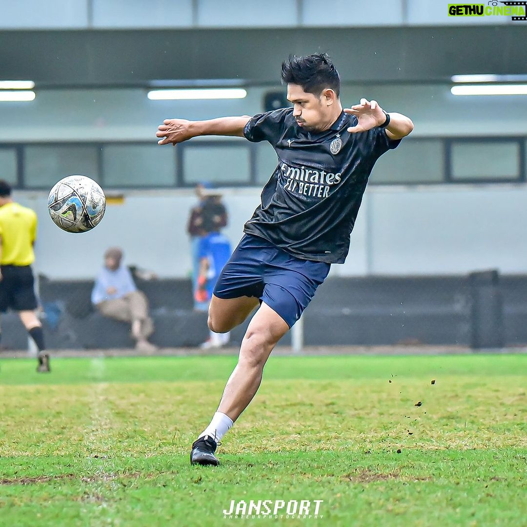 Ibnu Jamil Instagram - sisa 11 match lagi untuk AC Milan dimusim 2024 ini..sanggup mempertahankan posisi 2 gak kira2? jersey hitam AC Milan ๐ฅ by @pumaindonesia ๐ธ @jansport_id #jamilosjourney #pumafriendsid #puma #acmilanindonesia #acmilan