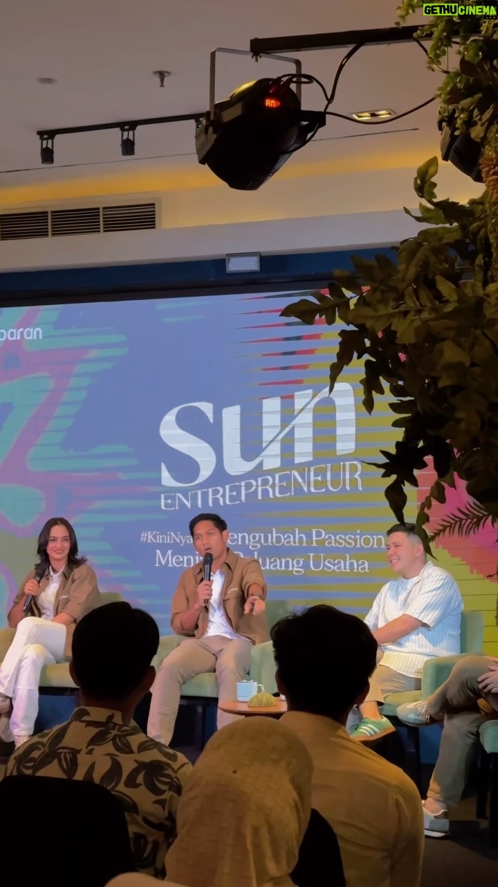 Ibnu Jamil Instagram - What a great sharing session with all the audience on this beautiful morning. Dengan tema #KiniNyata Mengubah Passion Menjadi Peluang Usaha, antusiasnya luar biasa. Thank you for coming ya guys! See you on the next Coffee Chit Chat with @sunlife_id x @kumparancom. #SunEntrepreneur