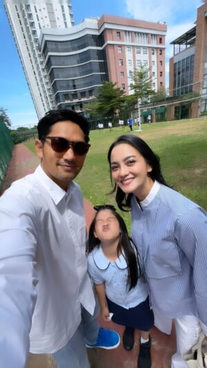 Ibnu Jamil Instagram - saatnya kita antar ibu Yaya Presentasi disekolahnya…well done @abigail.cattleyaputri ❤️ 

anak nya makin pintar nih sayang @ririnekawati 🤍

#jamilosjourney #rindufamily #yayastory