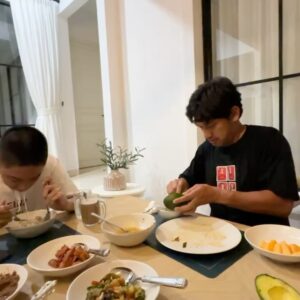 Ibnu Jamil Instagram - Happy 17th Birthday Dhofin

semakin dewasa gak cuma jasmani nya tapi rohani nya pun semakin Ilmu Padi abangku 🙏🫡

diusia yang baru ini semoga Dhofin selelu diberikan kesehatan keberkahan kesuksesan kebahagian kekuatan dan kelancaran dalam semuanya 

kejar terus cita-cita kamu…you always make me proud ❤️

#jamilosjourney #dhofinbirthday
