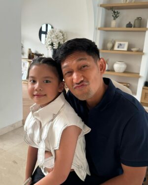 Ibnu Jamil Instagram - Yaya dan ritual pagi nya

have a good day Abigail Cattleya ❤️‍🔥🏀🫡

#jamilosjourney #yayastory