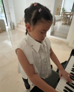 Ibnu Jamil Instagram - Yaya dan ritual pagi nya

have a good day Abigail Cattleya ❤️‍🔥🏀🫡

#jamilosjourney #yayastory
