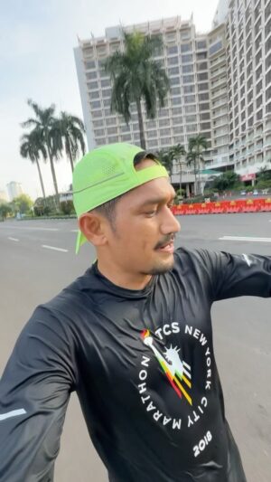 Ibnu Jamil Instagram - Lari pagi di 1st Ramadan gak masalah..yang sering ada masalah itu cuma MU jon 🙏 

jadi kalian tim lari sebelom buka atau setelah buka puasa?

rangkaian ibadah menuju Jamilos Journey London Marathon 2024 🔥🔥🔥

#jamilosjourney #JJLM2024 #pocarisweat #pocarisportscience #pumafriendsid #suuntoindonesia
