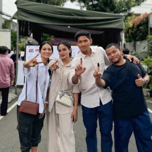 Ibnu Jamil Instagram - siapapun Presidenya kita tetep KELUARGA 🤍❤️🇮🇩

vote for a better Indonesia ..jangan lupa nyoblos jon..😉

#jamilosjourney #electionday #pemilu2024