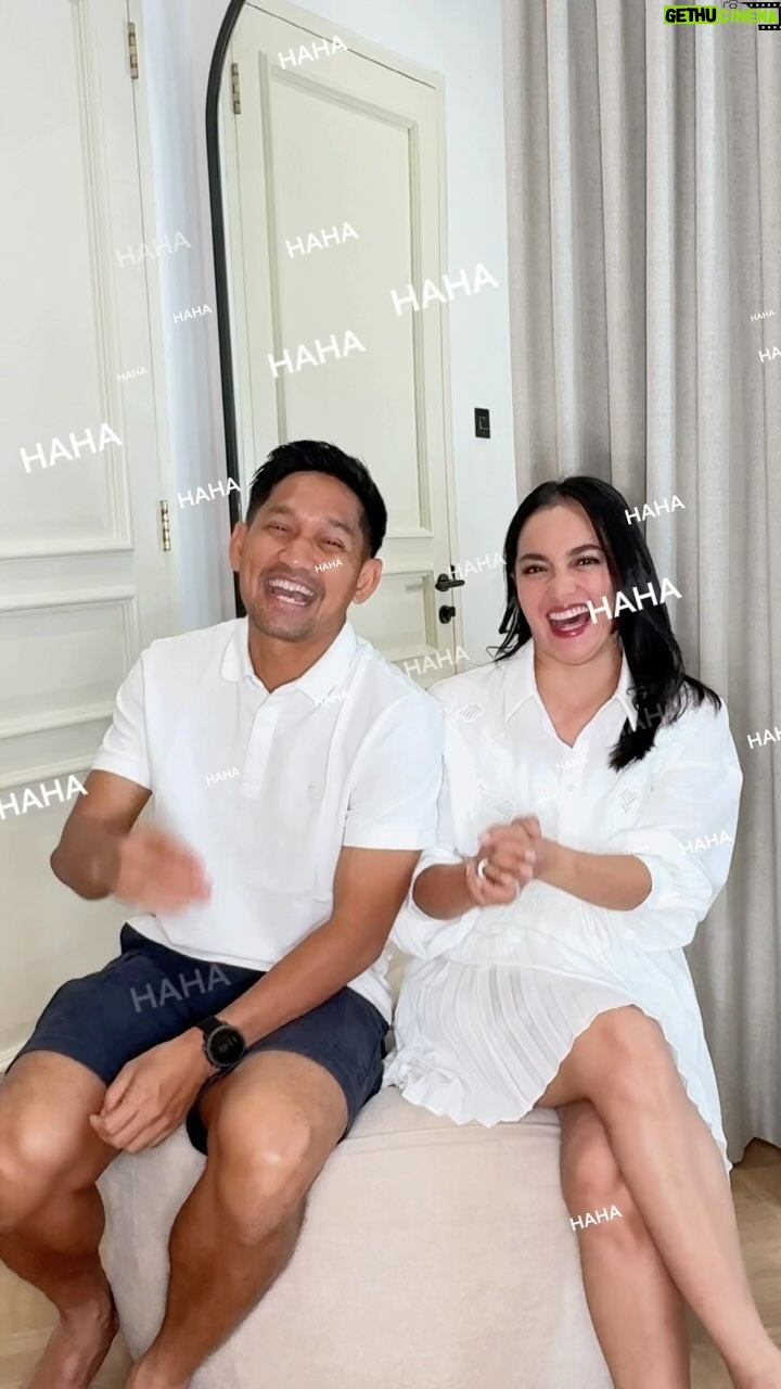 Ibnu Jamil Instagram - ⚠️Baca sampai habis ada pengumuman pemenang⚠️ Istri emang ngga pernah salah, tapi kali ini kamu salah sayang @ririnekawati🤣🤣🤣 Berhubung video gw yang tarik-tarikan rame di mana-mana. Sekarang gw mau klarifikasi Jon Jadi kemarin tuh motor gue kehabisan bensin. Pas ketemu Mobil™️ POM Mikro Ririn bilang itu CUMA buat Mobil. Makanya kita tarik-tarikan di pinggir jalan kocak bgt. Pas kita tanya, ternyata Mobil™️ POM Mikro bisa buat motor jooonn! Mobil itu cuma nama brand-nya. Mobil™️ POM Mikro punya Gasoline 92 yang jempolan, bikin tarikan mesin lebih enteng. Udah gitu deket dari rumah. Nextnya gw isi bensin langsung di Mobil POM Mikro aja ah, ngga pake maju mundur lagi🤪 Nungguin pengumuman pemenang ya? Buat nama-nama di bawah ini, selamat ya masing-masing memenangkan 1jt rupiah dan voucher bensin Mobil™️ POM Mikro! 1. @Agazzaga 2. @niyavi_ 3. @greasybilly 4. @davidmuslim 5. @nesitaangl 6. @faldygabriel 7. @dianirossie 8. @yuliatinurhasanah 9. @ap28pa 10. @malyazllyn 11. @hanim.khisbiyah07 12. @iamwieeraaa93 13. @ferulikh 14. @rullihardianto 15. @syahriatul_isma Buat para pemenang bisa langsung DM Instagram @mobillubricantsid buat pengambilan hadiah. Follow sekalian deh! soalnya suka banyak giveaway berhadiah menarik. Menyala capt!!