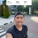 Ibnu Jamil Instagram - 69 hari lagi menuju London Marathon 2024 persiapan semakin berat dan semangat pun up & down.. itu wajar jon..yang gak wajar adalah MU belom kalah2 sepanjang tahun 2024 ini..semoga malam ini ya jon..AMIN 🙏 paling pas emang sebelom long run sarapanya salad @dapoernena buat tenaga jon tapi kalo mau dapat banyak senyum dari orang lain pake parfum nya @eleventhirty_id dijamin hmmm 😍 wangiii buktinya cewe keceh nempel mulu nih @ririnekawati 🤍 😎💪 #jamilosjourney #road2LondonMarathon2024