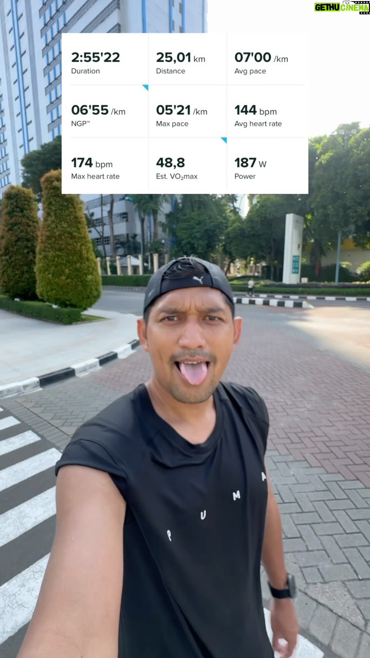 Ibnu Jamil Instagram - 69 hari lagi menuju London Marathon 2024 persiapan semakin berat dan semangat pun up & down.. itu wajar jon..yang gak wajar adalah MU belom kalah2 sepanjang tahun 2024 ini..semoga malam ini ya jon..AMIN π paling pas emang sebelom long run sarapanya salad @dapoernena buat tenaga jon tapi kalo mau dapat banyak senyum dari orang lain pake parfum nya @eleventhirty_id dijamin hmmm π wangiii buktinya cewe keceh nempel mulu nih @ririnekawati π€ ππͺ #jamilosjourney #road2LondonMarathon2024