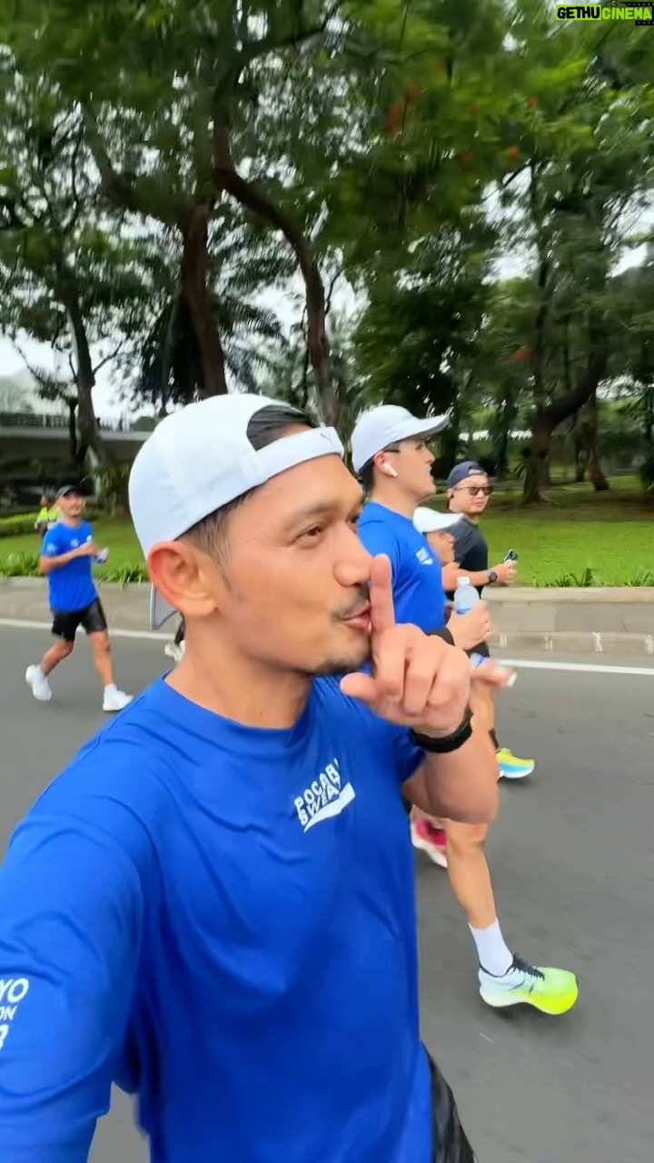 Ibnu Jamil Instagram - 40 hari menuju London Marathon 2024 Long Run kemaren 29km terasa enteng banget jon.. pasti karena ditemani oleh 2-0 🤪 dan pastinya tim @pocarisportid terima kasih @pocariid & para pacer @ikee15 @juaneloryan @antonp2k @gansap10 @alexa.running.diaries 🙏 puasa inj kalian tim lari jelang buka puasa atau abis buka puasa? #jamilosjourney #pocarisweat #pocarisweatsportscience #JJLM