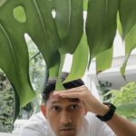 Ibnu Jamil Instagram - Kesana kemari mencari yang murni…. ♫♫ Mondar mandir nyari, eh gak taunya ada di saku… aja aja ada emang nih kelakuan kita. Tapi emang deh, @sehataqua 100% murni, dinginnya alus di tenggorokan padahal gak dimasukin kulkas. #AQUADULU