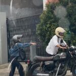 Ibnu Jamil Instagram - Semalem dikirimin ini sama team gw.. Kocak banget, ada yang ngerekam tingkah laku gw sama Ririn maju mundur di depan Pom bensinnya Mobil 🤣🤣🤣 Ada yang bisa tebak ga jon, ini gw sama @ririnekawati lagi kenapa? Tebak di kolom komentar ya, nanti yang menang gw kasih hadiah total Rp 15 juta uang elektronik untuk 15 orang pemenang dengan jawaban paling lucu.