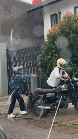Ibnu Jamil Instagram - Semalem dikirimin ini sama team gw.. Kocak banget, ada yang ngerekam tingkah laku gw sama Ririn maju mundur di depan Pom bensinnya Mobil 🤣🤣🤣

Ada yang bisa tebak ga jon, ini gw sama @ririnekawati lagi kenapa? Tebak di kolom komentar ya, nanti yang menang gw kasih hadiah total Rp 15 juta uang elektronik untuk 15 orang pemenang dengan jawaban paling lucu.