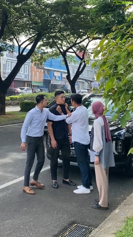 Ibnu Jamil Instagram - Di tv sama aslinya beda kok guys🤣 aslinya ketawa muluu apalagi pada receh semuaaa😭bayangin retakenya berapa kali krn ketawa mulu🥹😂 #BehindTheScene #JanganBerceraiBunda #RevalinaSTemat #RevalinaTemat