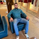 Ibrahim Tsetchoev Instagram – Mon anniversaire est le 29 août, mes proches qui veulent me faire un cadeau cotisez-vous pour m’acheter ce pull, suis pas assez riche pour me payer ca 😬
Ca me va les gars ? Loro Piana France