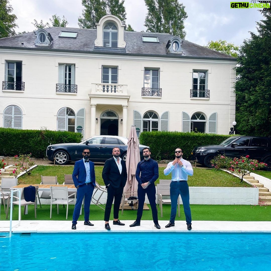 Ibrahim Tsetchoev Instagram - Normalement y’a @djam_ibratv aussi sur la photo mais il était entrain de nager 😂, Au fur et à mesure, vous êtes entourés seulement des personnes qui vous ressembles. Alors posez vous les bonnes questions si vous stagnez dans votre vie, faites le trie ;) France