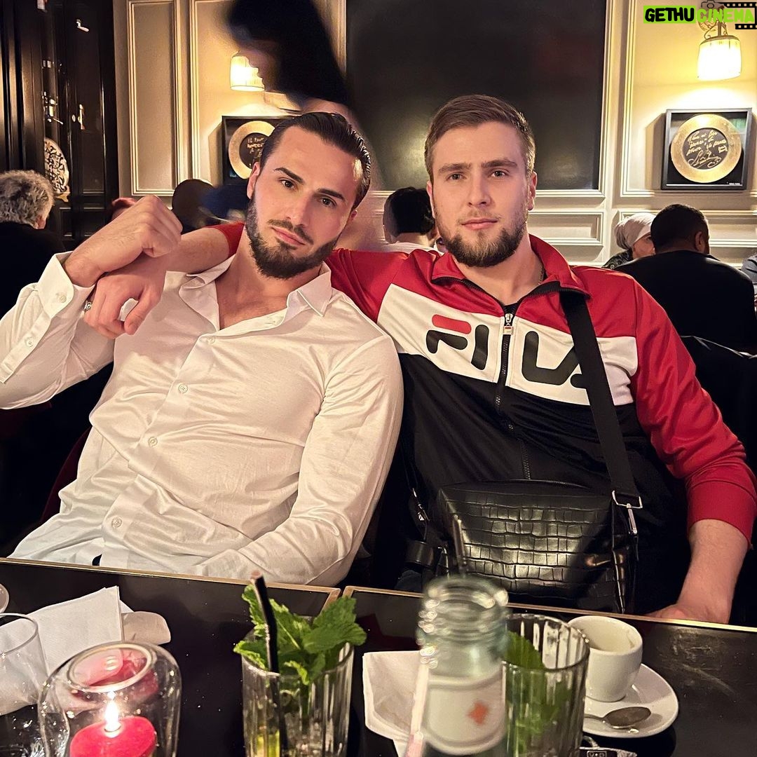 Ibrahim Tsetchoev Instagram - Les personnes jalouses qui critiquent constamment les autres et plus particulièrement leurs réussites, le font simplement pour se conforter dans leurs échecs. Bannissez ces gens de votre vie, sinon l'échec est assuré pour vous aussi la team 👊 Cesar Paris Restaurant