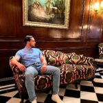 Ibrahim Tsetchoev Instagram - Dès que on arrête d’apprendre et évoluer on commence à mourir , le cercueil n’est qu’une formalité. Albert Einstein. CORE ROGE ? #paris #france Hotel Raphael Paris