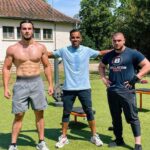 Ibrahim Tsetchoev Instagram - Pour être meilleur il faut se frotter au meilleur 👊! J’ai l’occasion de m’entraîner et faire un petit sparing avec un combattant de niveau mondial , j’aime m’entraîner toujours avec plus fort que moi , ca me stimule devenir encore plus fort. Mon coach toujours acoter comme d’habitude @sofiane_derdega 💪 Vous voulez la petite video de sparing avec mon pot @nikaev ? Paris, France