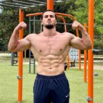 Ibrahim Tsetchoev Instagram - Dans la vie, lorsque l'on mise tout sur le physique, on est mal parti, car la fin sera fatale. Toujours la règle du juste-milieu qui doit être appliqué. Il est nécessaire de le faire pour son esprit, sa santé, son entourage, car lorsque l'on est bien dans son corps, on est bien dans sa tête. On a tous ce côté narcissique d’envie de plaire aux autres, moi le premier, comme en témoigne ce poste. Mais cela n’est pas mon but premier, je veux surtout vous faire aimé le sport et vous encourager. Cependant, il ne faut pas que cela soit le but d'une vie. Le physique est éphémère et la seule chose qui vous restera et qui compte réellement, c’est votre fond et l’esprit que vous avez construit et cultivé tout au long de votre vie. J'ai besoin de savoir se que provoque en vous ce post réellement, dites le moi dans les commentaires la famille 👊 📸 @jeremdje78 Paris, France