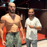 Ibrahim Tsetchoev Instagram - Dernier entraînement avec mon coach de muay thai et préparation physique @sofiane_derdega , demain décollage pour USA, dans une salle où il y a que des machines de guerre , j’espère revenir en bonne santé 😆👊 Paris, France