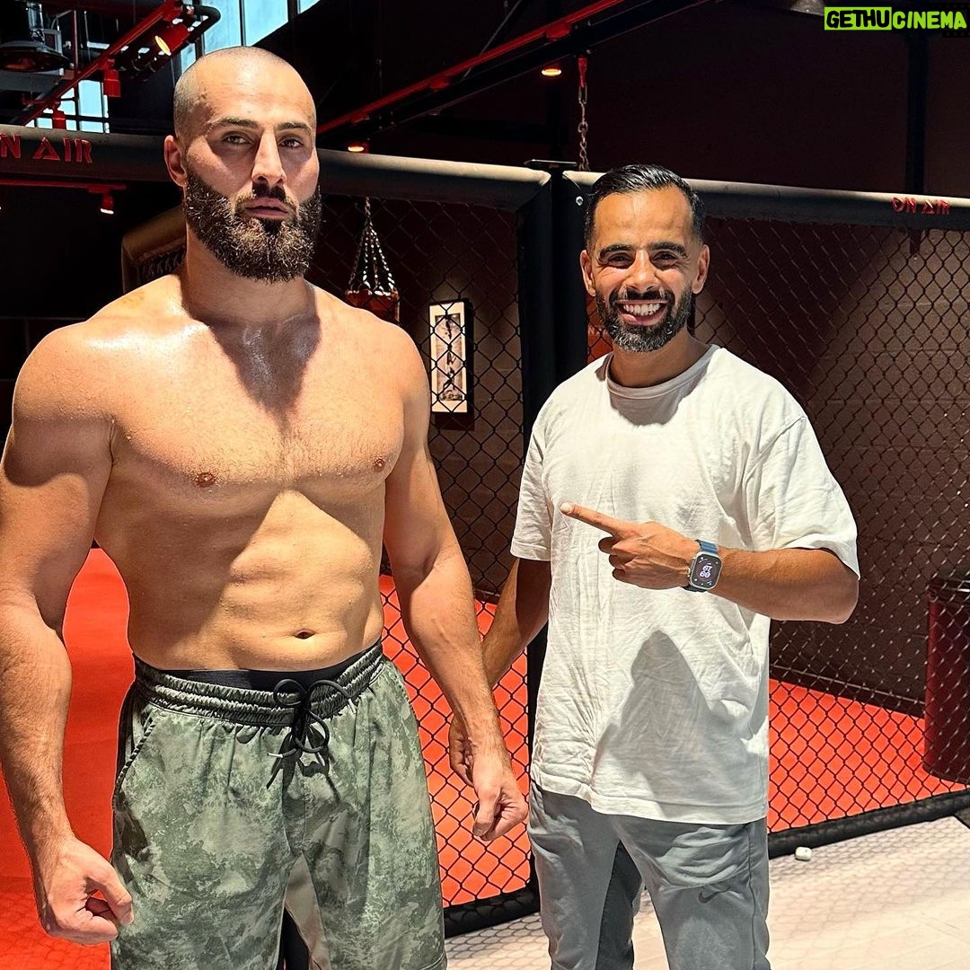 Ibrahim Tsetchoev Instagram - Dernier entraînement avec mon coach de muay thai et préparation physique @sofiane_derdega , demain décollage pour USA, dans une salle où il y a que des machines de guerre , j’espère revenir en bonne santé 😆👊 Paris, France