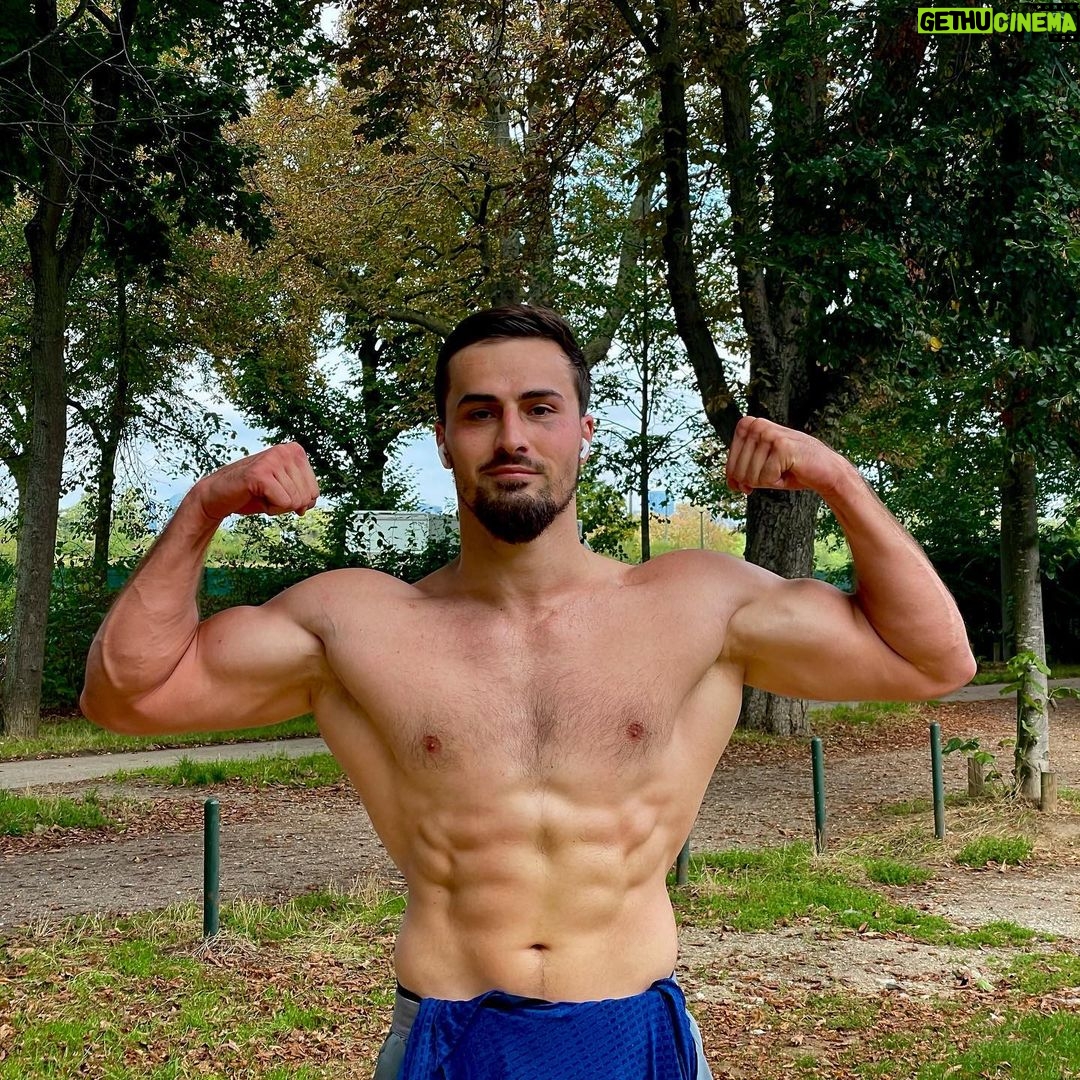 Ibrahim Tsetchoev Instagram - Secret de la réussite ? justement il n’y a pas de secret, il n’y a que le travail acharné qui paye ! vous en dites quoi de mon physique en sachant que, je ne fais pas de musculation pour avoir un beau corps, le sport que je pratique est MMA, j’ai fait beaucoup de poids de corps, musculation spécifique au sport de combat, et bien sûr une bonne hygiène de vie. France