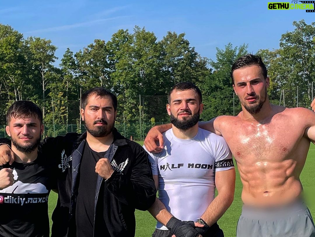 Ibrahim Tsetchoev Instagram - Merci beaucoup a mes bro pour le Sparring, qui m’a permis de voir mon niveau par rapport à les pros de MMA, grâce a mon coach @sofiane_derdega j’ai ressenti une grosse progression sur tous les niveaux ✊ France