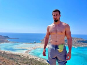 Ibrahim Tsetchoev Instagram - J’ai tellement kiffer la #crete les gars, s’était l’un de mes meilleurs séjour 😍.
J’offre un billet aller retour avec la personne de votre choix, tu dois identifier la personne avec qui tu aimerais partir et liker ma photo et être abonné bien sure! je pense c’est un bon deal 😌, j’aime bien faire des petits kdo des fois