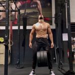 Ibrahim Tsetchoev Instagram - La vie est un combat perpétuel contre soit même. On doit toujours être critique envers sois et ne pas vouloir remettre la faute sur les autres dans nos échecs, et ainsi trouver des excuses pour ne pas se remettre en question car, c’est difficile d’admettre que notre vision du monde peut être erroné. Je sais que c’est difficile, au contraire si s’était facile cela n’aurait pas autant de valeurs et tout le monde serais capable de le faire ! Je suis un poète dans mes heures perdues 😅