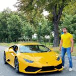 Ibrahim Tsetchoev Instagram - le hasard a fait que, j’étais assortie avec la voiture 😌, c’est quoi votre voiture de rêve ? moi c’est #lamborghiniurus 😍 Trocadéro