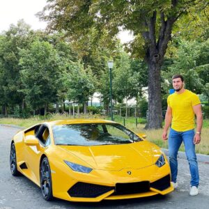 Ibrahim Tsetchoev Instagram - le  hasard  a fait que, j’étais assortie avec la voiture 😌, c’est quoi votre voiture de rêve ? moi c’est #lamborghiniurus 😍