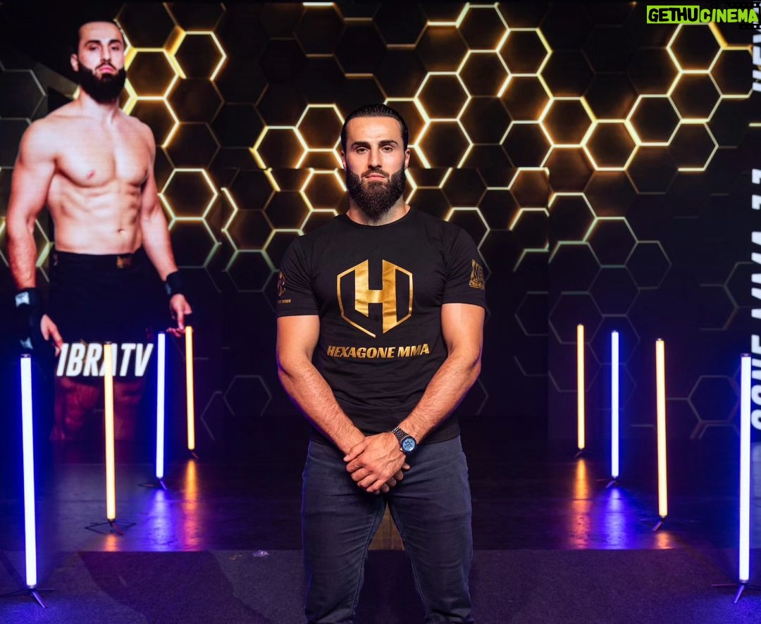 Ibrahim Tsetchoev Instagram - IbraTV (@ts_ibra) aux couleurs de HEXAGONE MMA pour fêter sa signature dans l'organisation 🥊 C'est officiel : IbraTV est un combattant professionnel de mma 👊 Rdv très bientôt dans la cage HEXAGONE MMA pour son premier combat pro 💪 Les informations arrivent très vite, restez connectés ✅️ Abonnez vous pour ne rien louper de l'actu HEXAGONE MMA 📲 Les prochains shows HEXAGONE MMA : 📅 Alkmaar, Pays Bas, 28 Octobre 📅 Paris, 26 Janvier 2024 #HEXAGONEMMA #MMA #HXMMA #FrenchMMAleague #LIVEsport #Fighting #Fight #CombatSports #Live #UFC #Sport #LivesportsStreaming #Ibratv