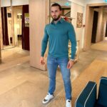Ibrahim Tsetchoev Instagram – Mon anniversaire est le 29 août, mes proches qui veulent me faire un cadeau cotisez-vous pour m’acheter ce pull, suis pas assez riche pour me payer ca 😬
Ca me va les gars ? Loro Piana France