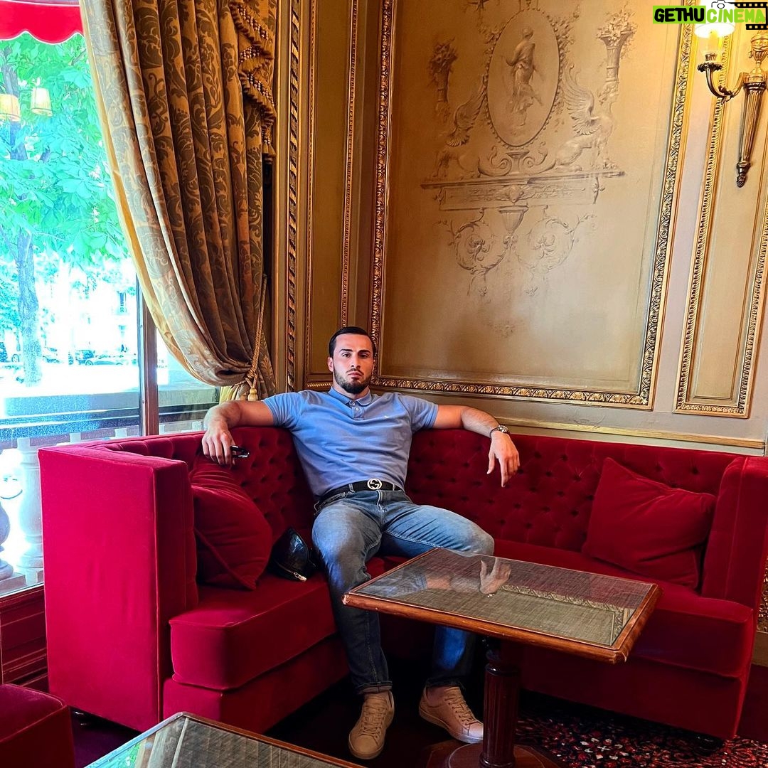 Ibrahim Tsetchoev Instagram - Dès que on arrête d’apprendre et évoluer on commence à mourir , le cercueil n’est qu’une formalité. Albert Einstein. CORE ROGE ? #paris #france Hotel Raphael Paris