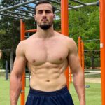 Ibrahim Tsetchoev Instagram - Dans la vie, lorsque l'on mise tout sur le physique, on est mal parti, car la fin sera fatale. Toujours la règle du juste-milieu qui doit être appliqué. Il est nécessaire de le faire pour son esprit, sa santé, son entourage, car lorsque l'on est bien dans son corps, on est bien dans sa tête. On a tous ce côté narcissique d’envie de plaire aux autres, moi le premier, comme en témoigne ce poste. Mais cela n’est pas mon but premier, je veux surtout vous faire aimé le sport et vous encourager. Cependant, il ne faut pas que cela soit le but d'une vie. Le physique est éphémère et la seule chose qui vous restera et qui compte réellement, c’est votre fond et l’esprit que vous avez construit et cultivé tout au long de votre vie. J'ai besoin de savoir se que provoque en vous ce post réellement, dites le moi dans les commentaires la famille 👊 📸 @jeremdje78 Paris, France