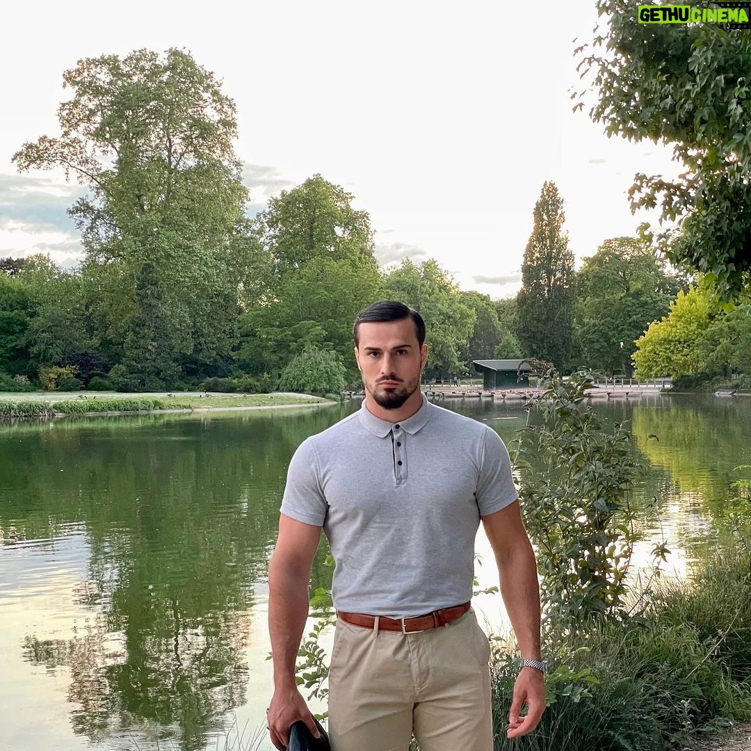 Ibrahim Tsetchoev Instagram - Plus je connais les humains , plus j'aime mon chien. Disait Albert Einstein, et je le comprends très bien 😬. Et vous que dites-vous de ça ? Vincennes, Paris