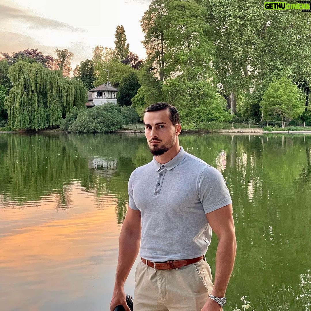 Ibrahim Tsetchoev Instagram - Plus je connais les humains , plus j'aime mon chien. Disait Albert Einstein, et je le comprends très bien 😬. Et vous que dites-vous de ça ? Vincennes, Paris