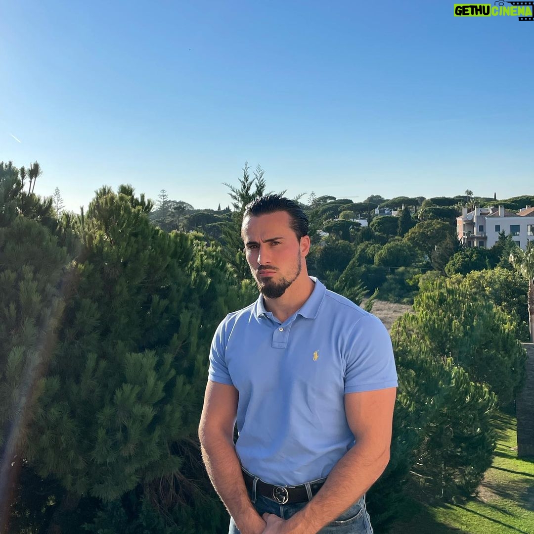 Ibrahim Tsetchoev Instagram - Si y’a des grandes marques ont besoin d’un mannequin, je suis encore disponible, mais je sais pas si c’est encore pour longtemps, donc dépêcher vous ! Si non vous étés partie ou en vacances cette été ? Faro, Portugalia