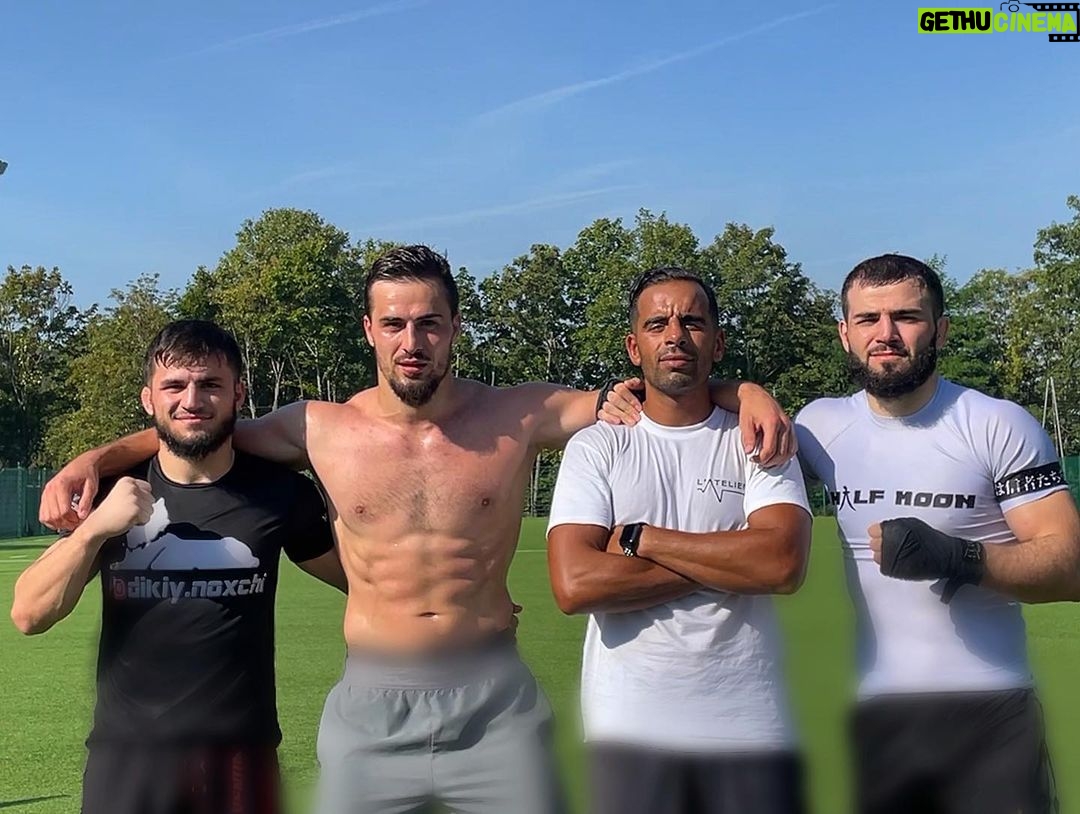Ibrahim Tsetchoev Instagram - Merci beaucoup a mes bro pour le Sparring, qui m’a permis de voir mon niveau par rapport à les pros de MMA, grâce a mon coach @sofiane_derdega j’ai ressenti une grosse progression sur tous les niveaux ✊ France