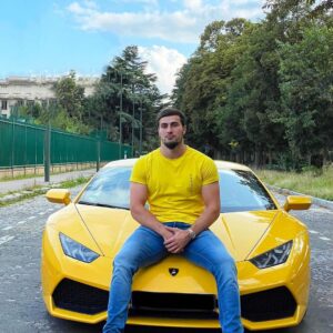 Ibrahim Tsetchoev Instagram - le  hasard  a fait que, j’étais assortie avec la voiture 😌, c’est quoi votre voiture de rêve ? moi c’est #lamborghiniurus 😍