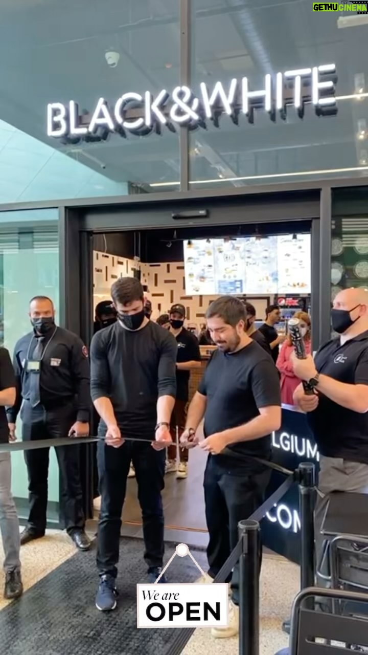 Ibrahim Tsetchoev Instagram - Très fier de cette nouvelle ouverture 😍@blackandwhiteburgerbelgium dans centre commercial @docksbruxsel , J’espère que vous allez ressentir l’amour qu’on a mis que ce soit dans le restaurant et les burgers! Malheureusement j’ai pas pu etre present a cette ouverture et ca me brise le coeur, MAIS je me rattrape en venant ce 19 juin a 12h!! Je compte sur vous qu’on puisse partagez un bon moment tout en dégustant des burgers que j’offrirai au 50 premiers! a samedi ❤️