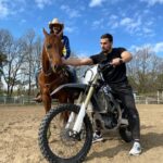 Ibrahim Tsetchoev Instagram – Moto cross vs Cowboy video dispo sur IbraPlus.
À votre avis qui a remporté cette bataille les chevaux ou bien motocross? ne trichez pas regarde pas la vidéo avant de le répondre 😄 #horse #moto #motocross Manege Gipsy Horses