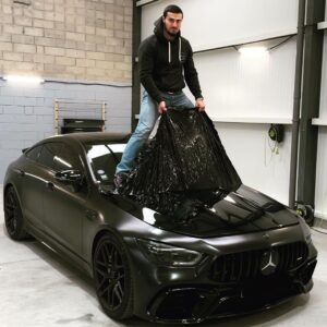 Ibrahim Tsetchoev Instagram - 1 an et demi a duré cette belle histoire, entre moi et ma #amggt63s , aujourd’hui je dois m’en séparer d’elle même si ca me fait mal au cœur 💔, je vous donnerais plus de détails dans la video qui va arriver .
Maintenant qui sera ma prochaine prétendantes 😜, vois avez une idée ? 😌 celui qui devine qui qui sera le plus précis, fera un tour avec moi après l’achat