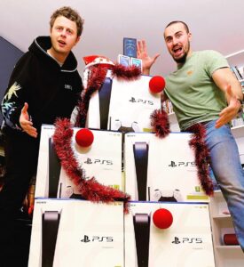 Ibrahim Tsetchoev Instagram - 🎄🎁 Comme promis les copains gros concours pour fin d’année 🎉 Avec @normanthavaud on VOUS fait gagner 5 PS5 et 3 iPhone 12 ! Des cadeaux que on a envie de vous offrir pour cette fin d’année, rien de plus simple pour participer , il suffit de: - Liker cette photo - Être abonné(e) à @normanthavaud @blackandwhiteburger et a moi @ts_ibra - Tagger un maximum d’amis en commentaires (plus d’amis tagueurs, plus de chance de gagné) Les gagnants seront affichés en Story, donc suivez bien les Story ‼️ Pour plus de chance de gagner partager cette photo en story ✅ Le tirage au sort aura lieu quelques jours avant Noël ! Bonne chance les copains 🎉 Paris, France