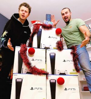 Ibrahim Tsetchoev Instagram - 🎄🎁 Comme promis les copains gros concours pour fin d’année 🎉 

Avec @normanthavaud on VOUS fait gagner 5 PS5 et 3 iPhone 12 ! Des cadeaux que on a envie de vous offrir pour cette fin d’année, rien  de plus simple pour participer , il suffit de:

- Liker cette photo
- Être abonné(e) à @normanthavaud 
@blackandwhiteburger et a moi @ts_ibra 
- Tagger un maximum d’amis en commentaires (plus d’amis tagueurs, plus de chance de gagné)

Les gagnants seront affichés en Story, donc suivez bien les Story ‼️

Pour plus de chance de gagner  partager cette photo en story ✅

Le tirage au sort aura lieu quelques jours avant Noël ! 

Bonne chance les copains 🎉