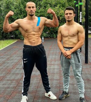 Ibrahim Tsetchoev Instagram - Entraînement continue en espérant que Logan Paule va aller jusqu’à bout et va m’affronter.
A l’attendant je suis entrain faire mes papiers pour aller a USA pour le déchirer.
Je pense cava ce faire pour début de l’année prochaine 👊✊.
Les tractions et poids corps meilleures choix que j’ai fait, ca complet parfaitement l’entraînement pour MMA, ca vous donne énormément de force et endurance musculaire, tout en gardant la souplesse et l’agilité.