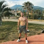 Ibrahim Tsetchoev Instagram - J’avais arrêté sport pendant 1mois acause de ma blessure a l’épaule, mais la j’ai repris depuis 1mois et voici le résultat ! vous en pensez quoi sincèrement ? Menton, Alpes-Maritime, France