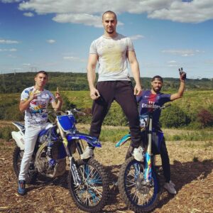 Ibrahim Tsetchoev Instagram - @acrobate94 m’apprend à lever mon croce et pas que , video disponible sur Ibraplus.
À votre avis il faudra combien de temps pour savoir lever la roue?