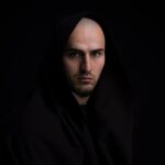 Ibrahim Tsetchoev Instagram - N’ai pas peur d’emprunter les chemins différents, même si tu vas être pointé du doigt, moquer, insulter d’idiot car tu ne fais pas comme tout le monde. Si les gens font ça c’est pour te dissuader de faire ce que eux-mêmes aimerais faire mais ne sont pas capables. Au final tu vas vivre ta propre aventure que tu auras choisis ! 📸 @kytaofrenchcut @frenchcutlife Paris, France